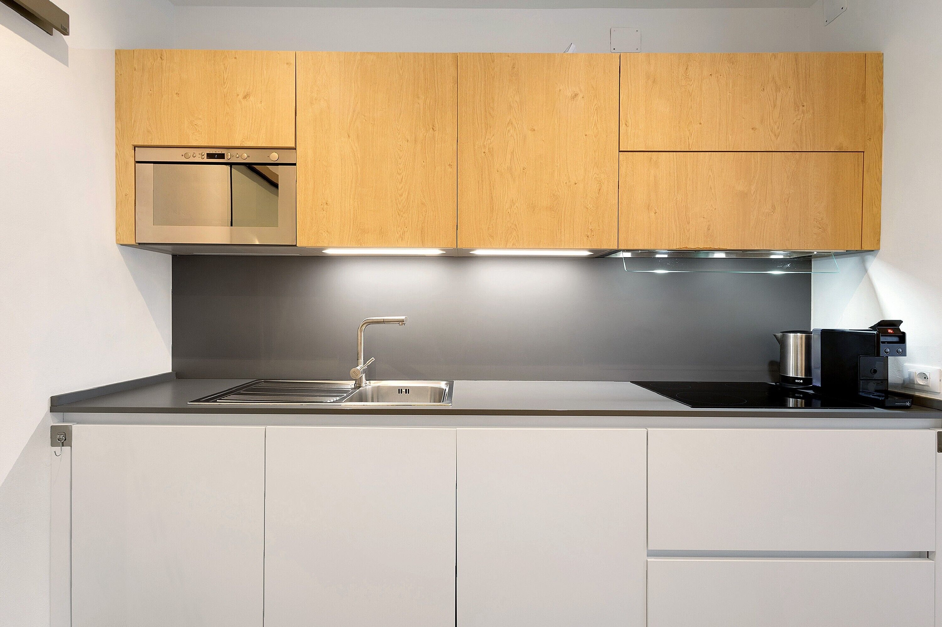 Kühlschrank, Mikrowelle, Herdplatte, Geschirrspüler