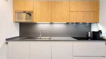 Kühlschrank, Mikrowelle, Herdplatte, Geschirrspüler