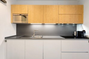 Kühlschrank, Mikrowelle, Herdplatte, Geschirrspüler