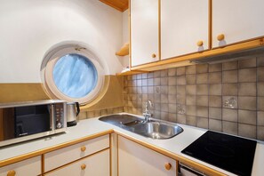 Geladeira, micro-ondas, cooktop, lava-louças