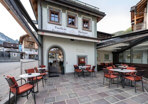 Outdoor dining - Apartment 'Mupan Genziana Monolokal' with Mountain View, Balcony and Wi-Fi (San Vigilio Di Marebbe)