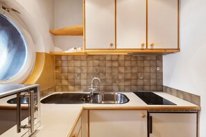 Jääkaappi, mikroaaltouuni, liesi, astianpesukone