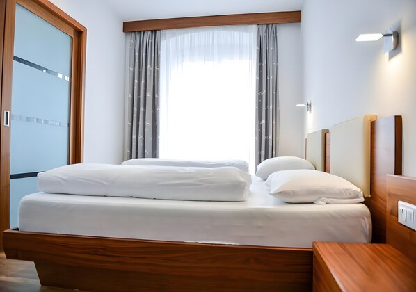 2 عدّة غرف نوم وواي فاي وملاءات أسرّة