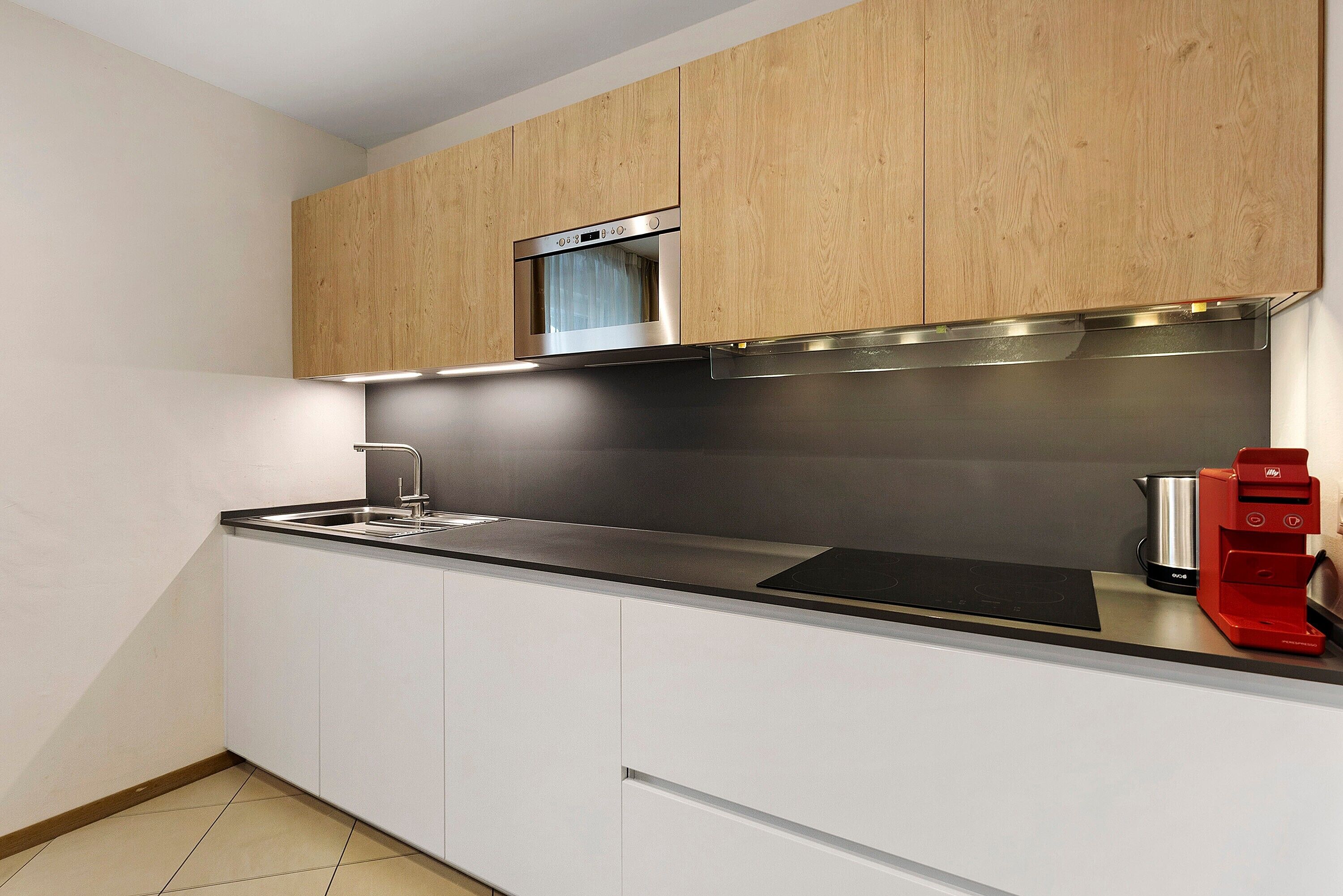 Réfrigérateur, micro-ondes, plaque de cuisson, lave-vaisselle