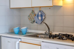 Kühlschrank, Herdplatte, Kochgeschirr/Geschirr/Besteck