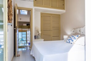 1 bedroom, bed sheets
