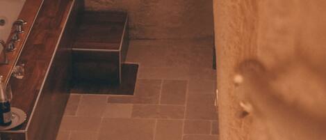 Superior Suite, Air conditioning, Courtyard View | Private spa tub