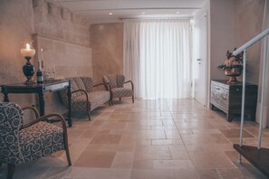Superior Suite, Air conditioning, Courtyard View | Living area - Bellavitarooms-Isabel luxury Suite (Matera)