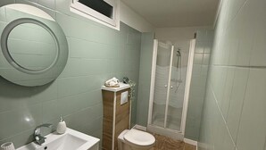 A bathroom with a sink, toilet, and shower. - Pleasant single-storey house in a quiet neighbourhood (Vierzon)