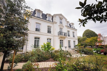 Front of property. Zenao Appart'hôtels Saint-Mandé