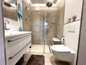 Shower, hair dryer, toilet paper - The Cosy Retreat Apartment – Your Alpine Hideaway in the centre of Kaprun (Kaprun)