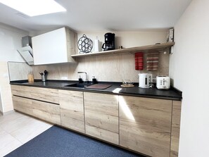 ثلاجة، ميكروويف، فرن، غسالة أطباق