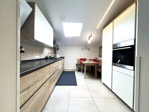 ثلاجة، ميكروويف، فرن، غسالة أطباق