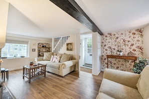 TV, fireplace - St Peter's Cottage - sleeps 6 guests  in 3 bedrooms (Dorchester)