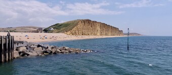 St Peter's Cottage - sleeps 6 guests  in 3 bedrooms