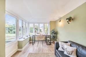 TV, fireplace - St Peter's Cottage - sleeps 6 guests  in 3 bedrooms (Dorchester)