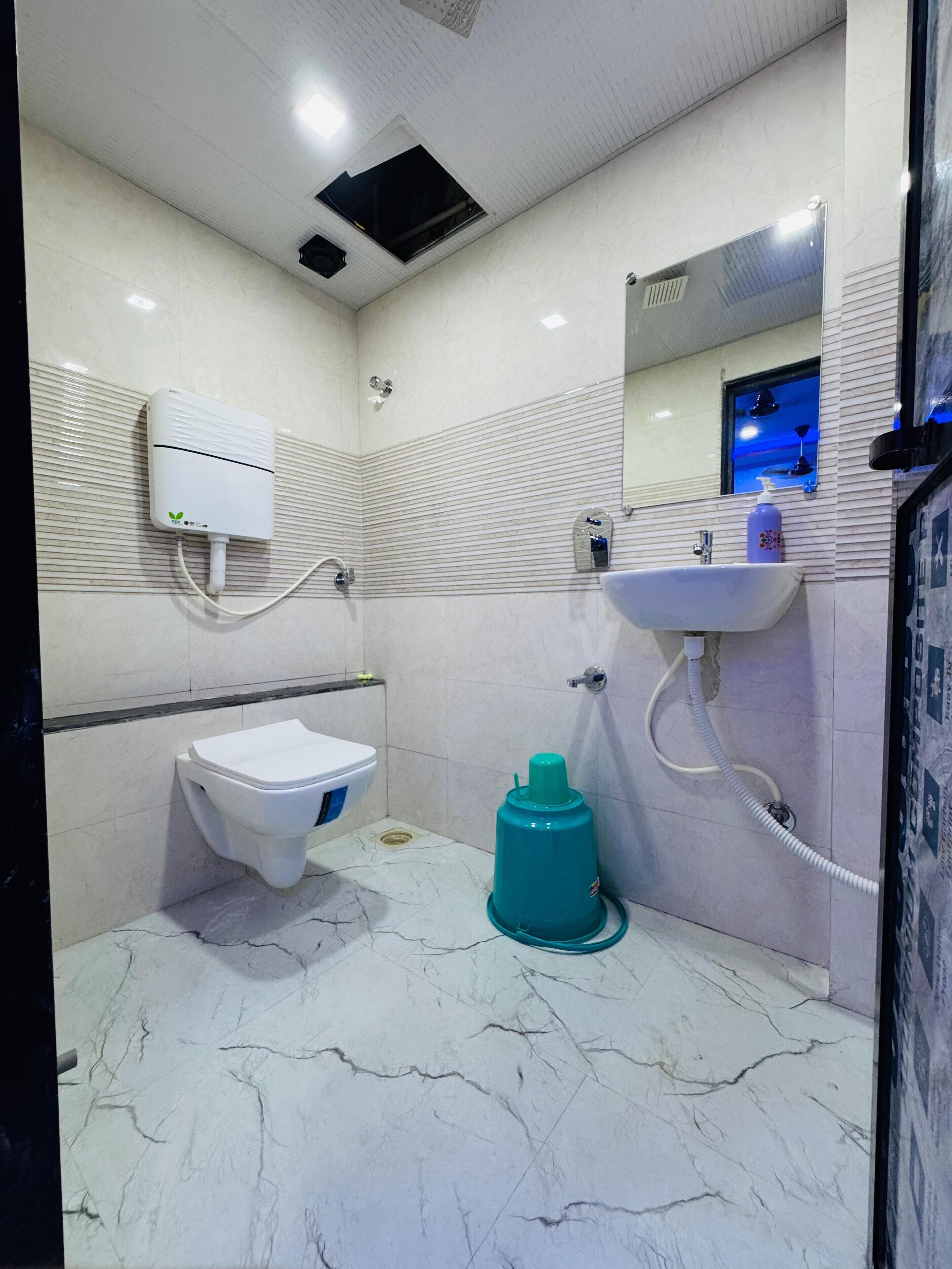 Deluxe Double Room, City View | Bathroom | Free toiletries, soap, shampoo