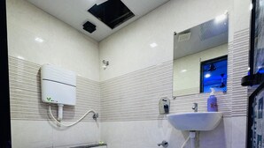Deluxe Tek Büyük Yataklı Oda, Şehir Manzaralı | Banyo | Ücretsiz banyo/kozmetik ürünleri, sabun, şampuan
