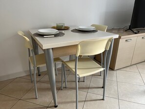 Dining - Apartment 'Nice Stay' with Shared Garden, Wi-Fi and Air Conditioning (Zoppola)