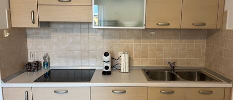 Frigorífico, microondas, placa de cocina y cafetera o tetera