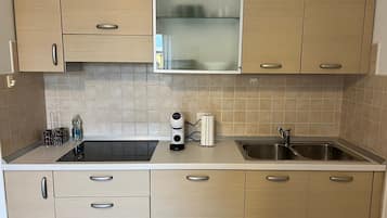 Réfrigérateur, micro-ondes, plaque de cuisson, cafetiÚre/bouilloire