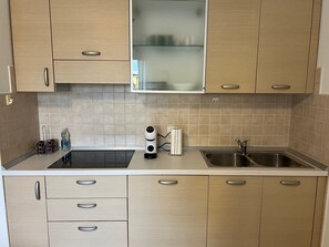 Fridge, microwave, stovetop, coffee/tea maker - Apartment 'Nice Stay' with Shared Garden, Wi-Fi and Air Conditioning (Zoppola)