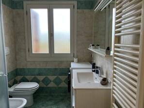 Shower, hair dryer, towels - Apartment 'Nice Stay' with Shared Garden, Wi-Fi and Air Conditioning (Zoppola)