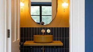 Douche, sĂšche-cheveux, serviettes fournies, papier toilette