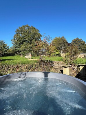 Tina de hidromasaje al aire libre