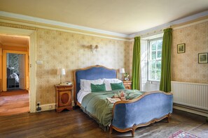 8 habitaciones, tabla de planchar con plancha, wifi y ropa de cama 