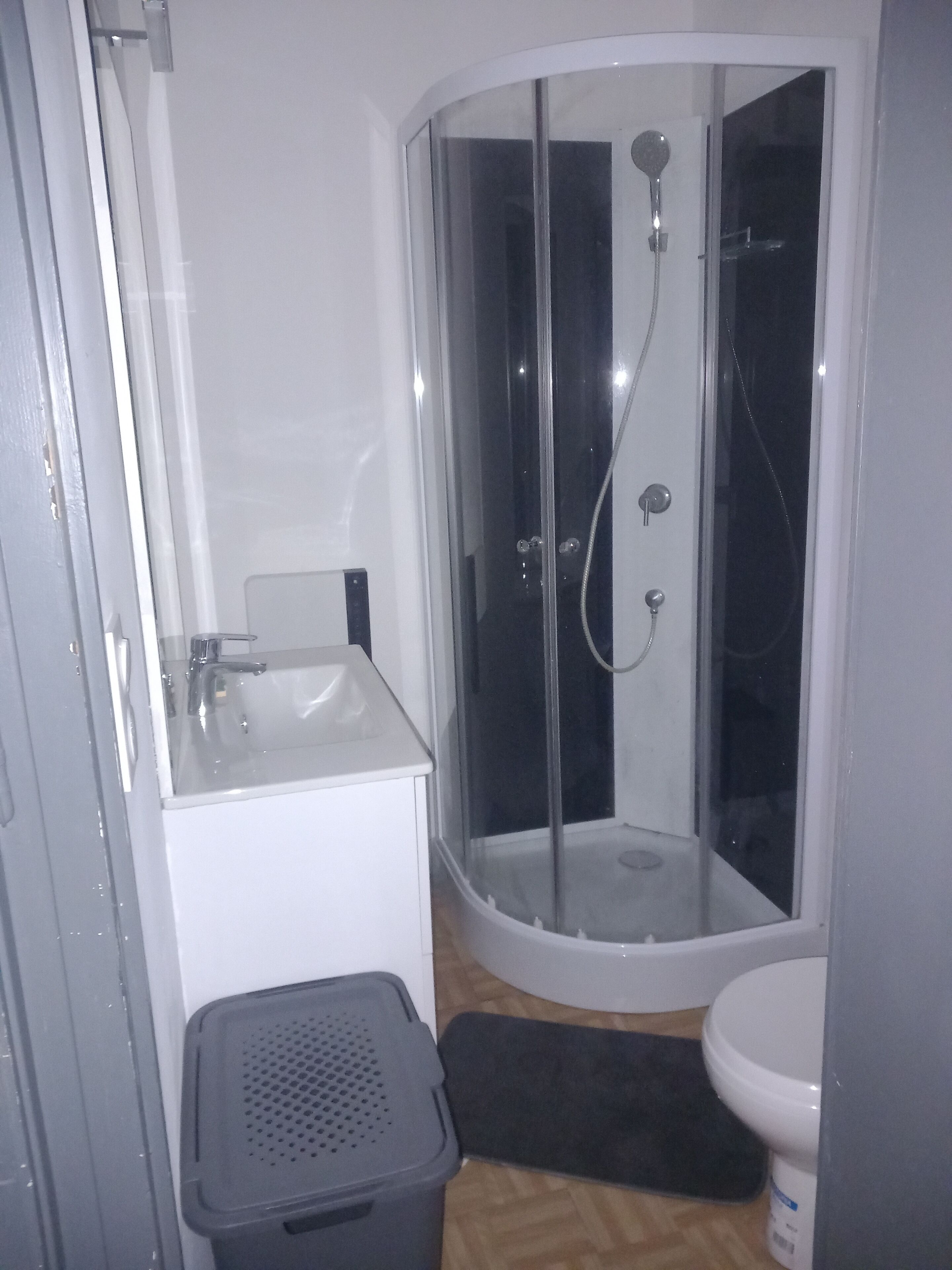 Douche, sèche-cheveux, serviettes fournies, papier toilette