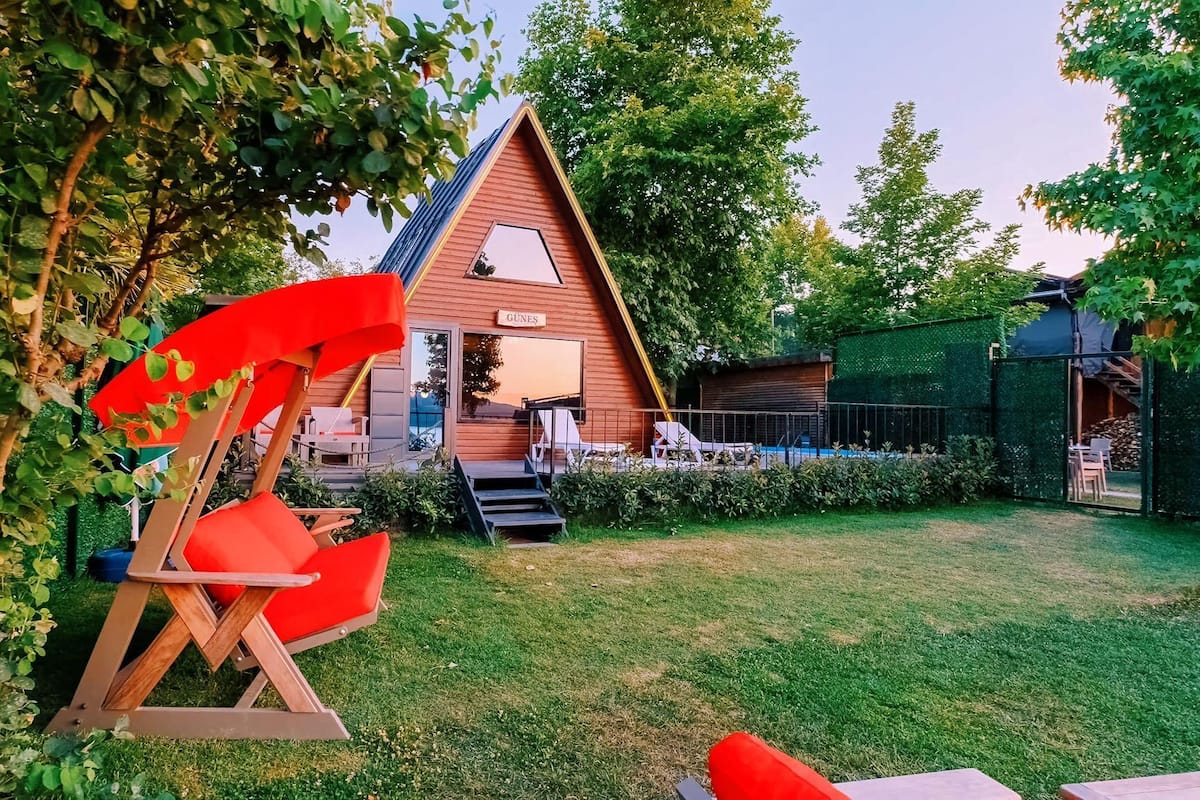Bungalow, Lakeside | Laptop workspace, free WiFi