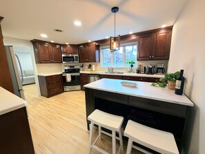 Mikrobølgeovn, ovn, kokeplater og oppvaskmaskin