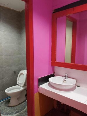 Deluxe-herbergi með tvíbreiðu rúmi | Baðherbergi | Handklæði