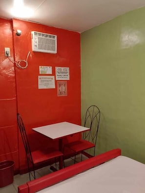 Standard Double Room | Meja
