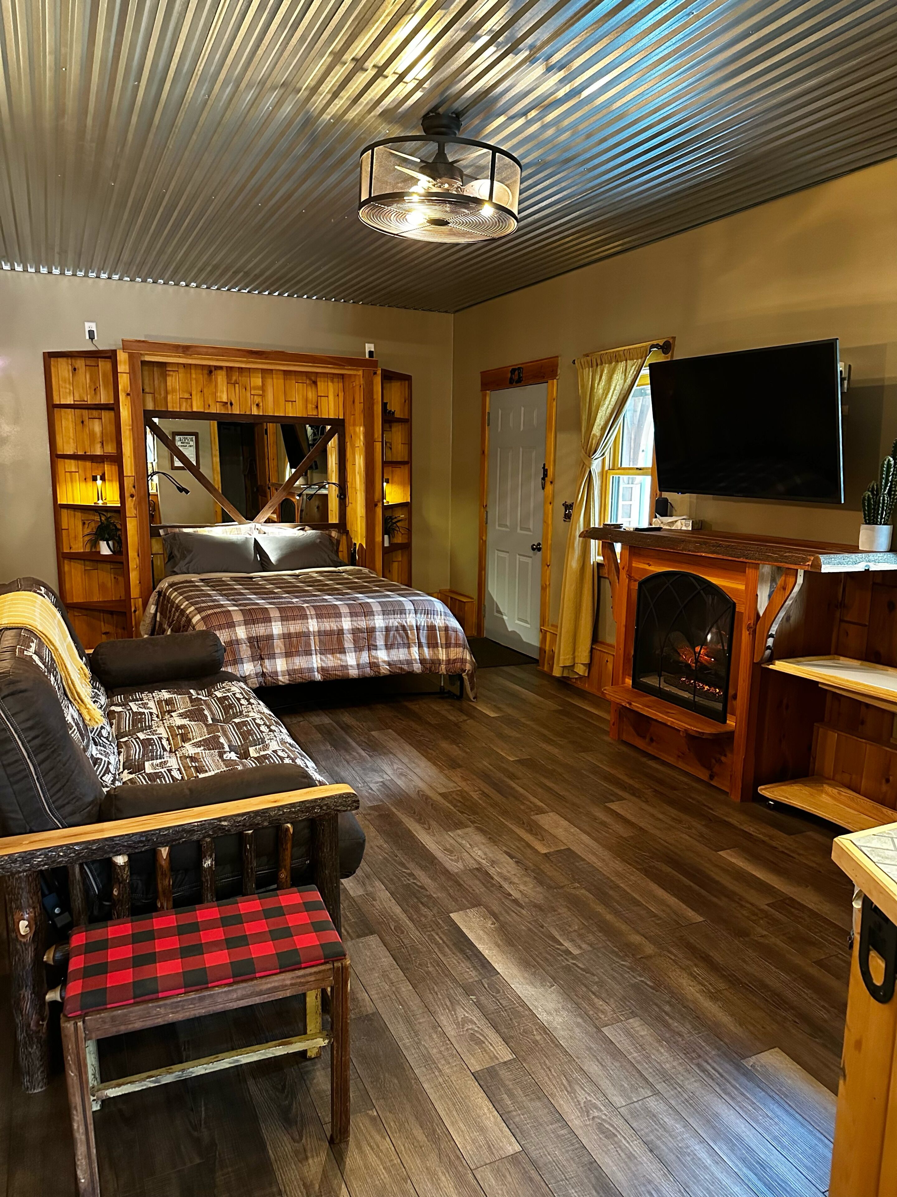 Tabla de planchar con plancha, wifi gratis, ropa de cama