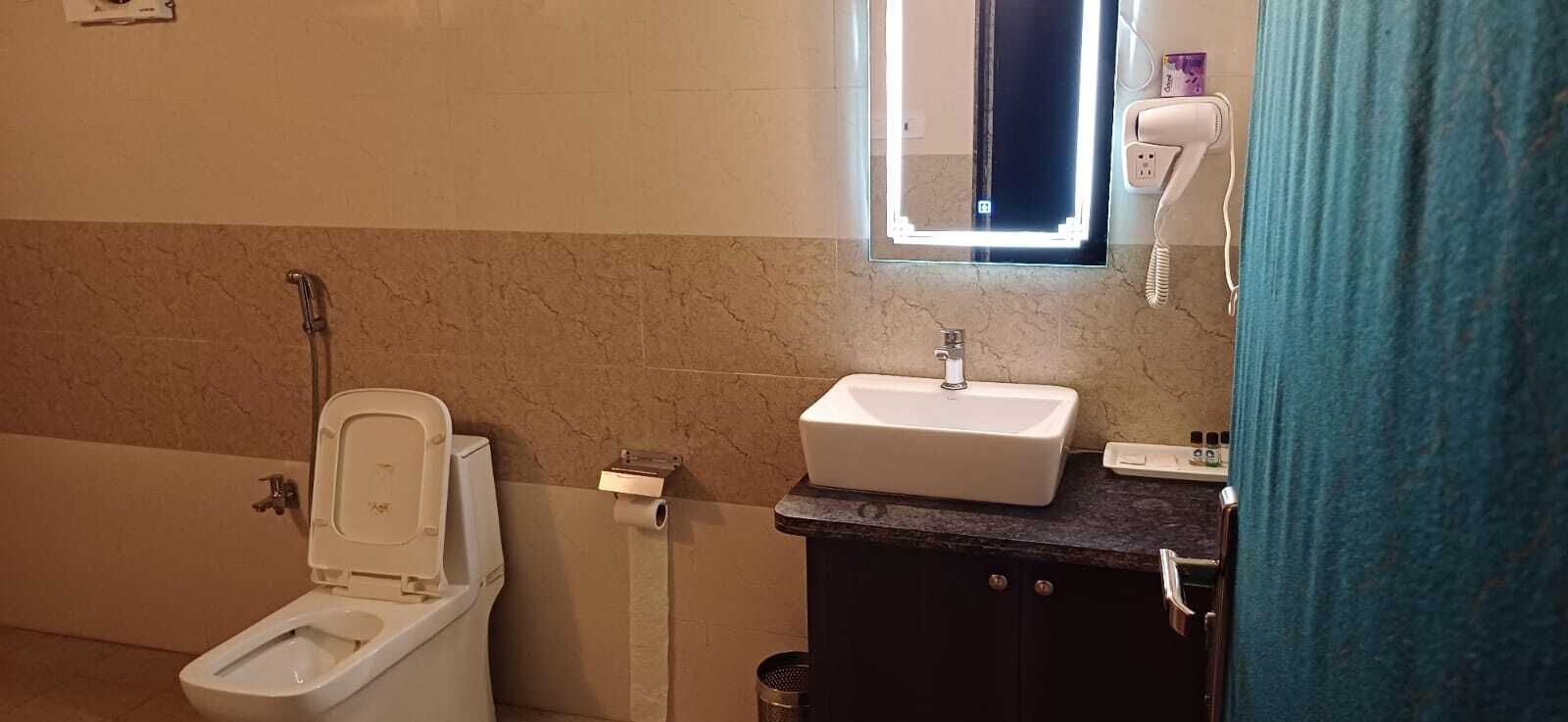 Luxury-Ferienhaus | Badezimmer | Dusche, kostenlose Toilettenartikel, Haartrockner, Handtücher