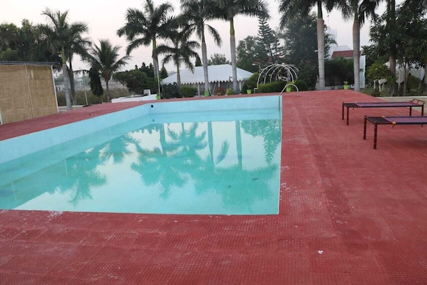Una piscina al aire libre
