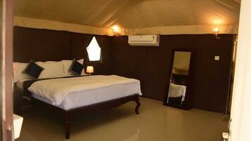 Luxury Cottage | Meja, ruang kerja komputer riba