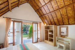 Standard-Bungalow, Balkon, Poolblick