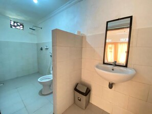 Deluxe Double Room, Balcony, Courtyard View | Bathroom | Slippers