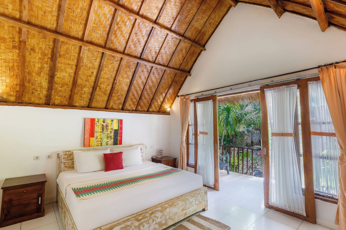 Standard-Bungalow, Balkon, Poolblick | Schallisolierte Zimmer, kostenloses WLAN, Bettwäsche