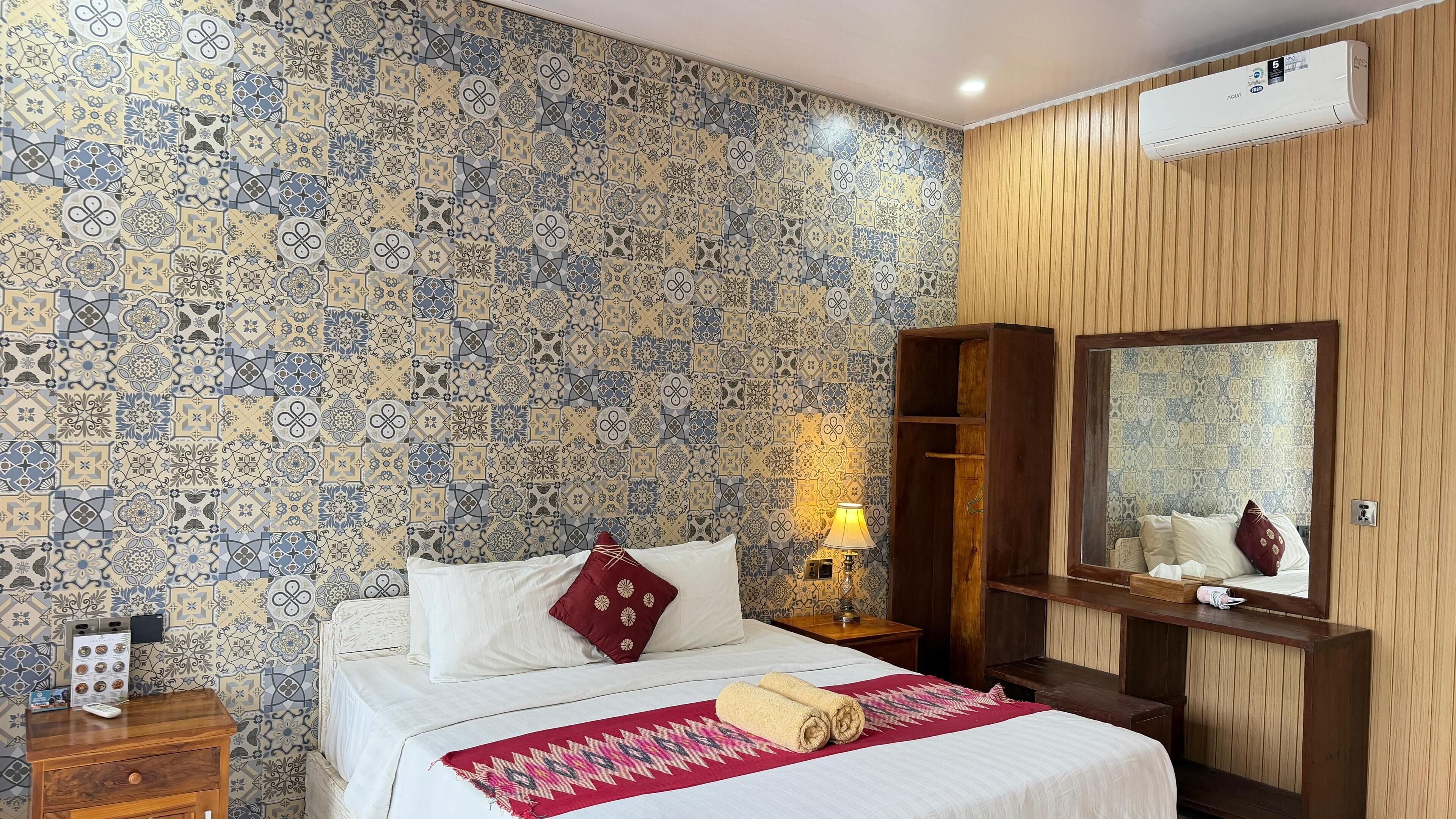 Deluxe-Doppelzimmer, Balkon, Blick auf den Innenhof | Schallisolierte Zimmer, kostenloses WLAN, Bettwäsche