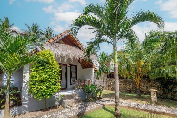 Bungalow Standar, balkon, pemandangan kolam renang | Pemandangan taman