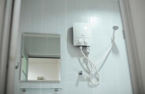 淋浴设施、毛巾、肥皂、卫生纸