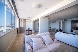 Apartment | Living area - Copacabana – Av. Atlântica | 3 suítes de frente para a Praia de Copacabana - por Casapē Rio (Rio de Janeiro)