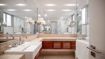Basic Apartment | Bathroom