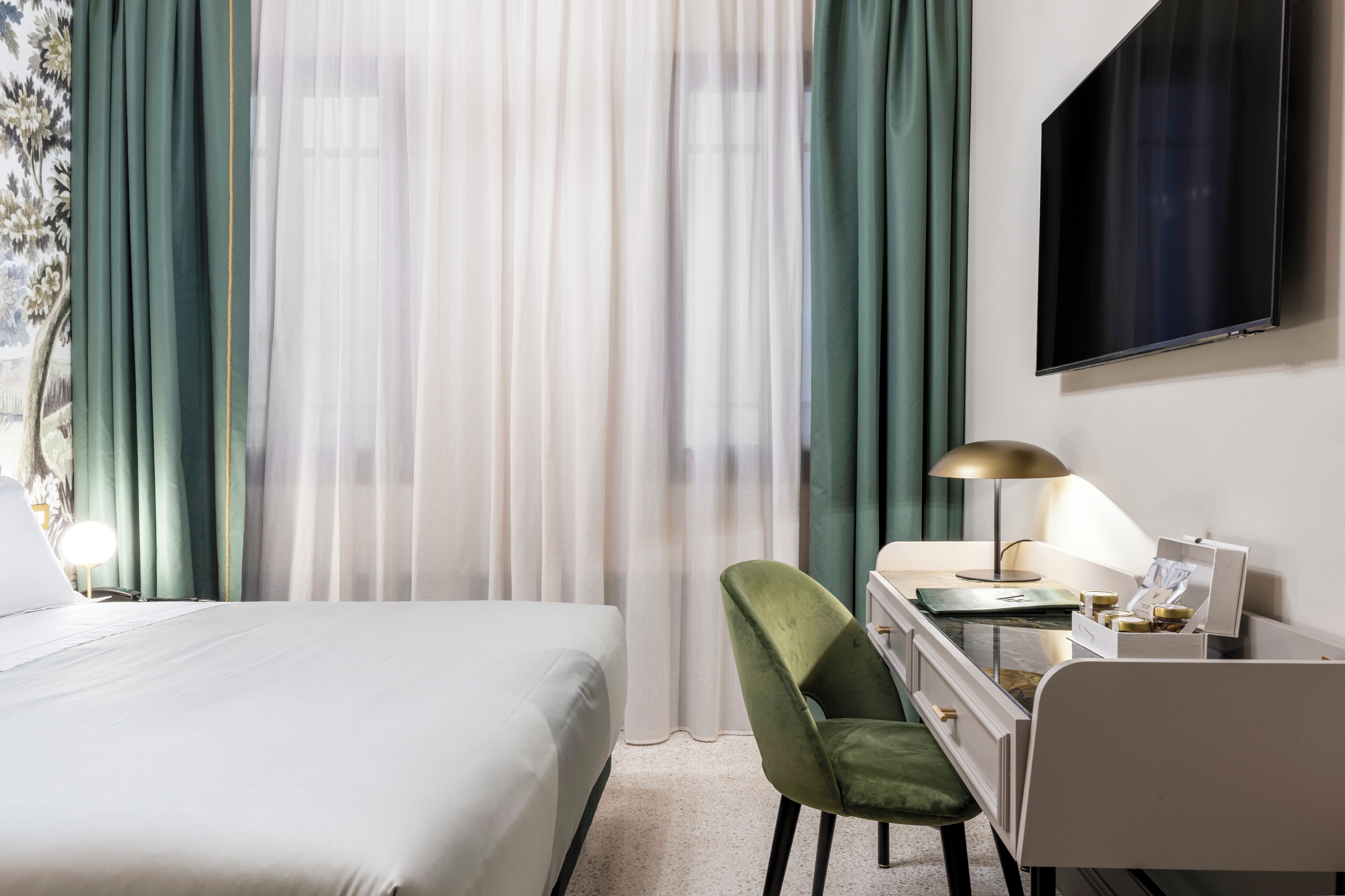 经典双人房或双床房 | 迷你吧、客房内保险箱、办公桌、笔记本电脑工作区