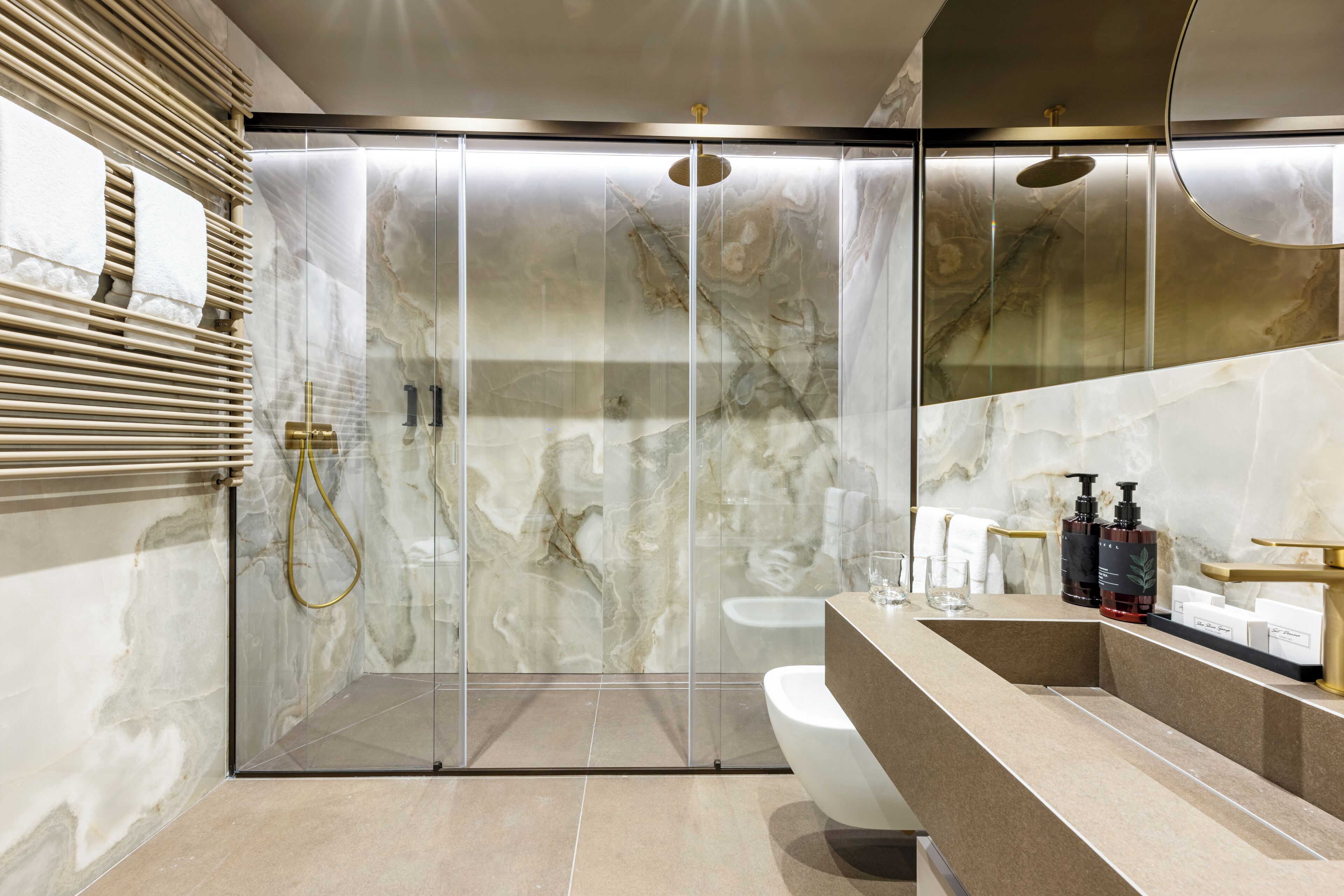 经典双人房或双床房 | 浴室 | 淋浴设施、大花洒淋浴喷头、免费洗浴用品、吹风机