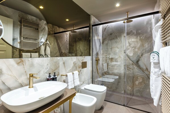 A modern bathroom with a large oval sink, a toilet, and a glass-enclosed shower area. - Hotel Villa Viridia (Venice)